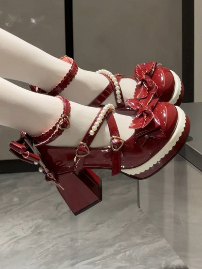 Herzsüßes rotes PU-Lolita-Schnallenriemen, Schleife, Perlenverzierung, Janes-Leder mit Mary-Akzenten in Weinrot