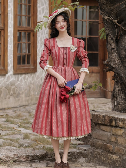 Rotes Vintage-Kleid mit Streifenmuster und Spitzenbesatz und quadratischem Ausschnitt
