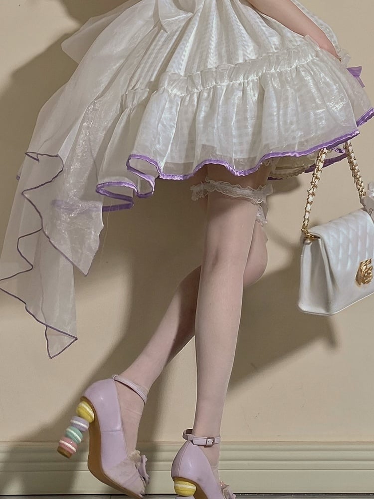 Weiß/Schwarze, halbtransparente Overknee-Strümpfe mit Rüschen, Spitzenbündchen und Schleife