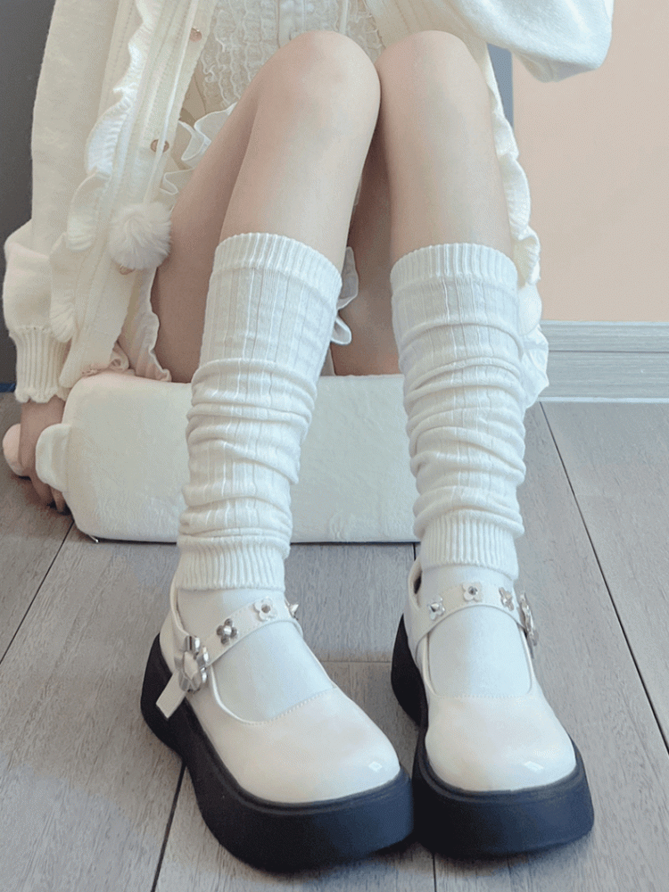 ホワイト/レッド/ライトグレー/ダークグレー/ブラックのニットレッグウォーマー