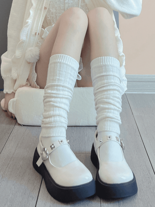 ホワイト/レッド/ライトグレー/ダークグレー/ブラックのニットレッグウォーマー