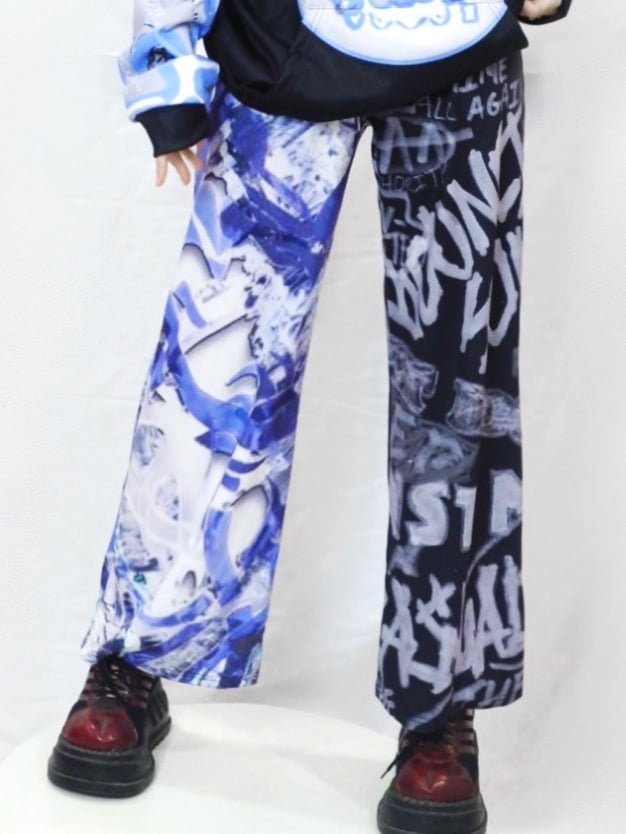 Blau-schwarze Hose mit weitem Bein und Y2K-Print