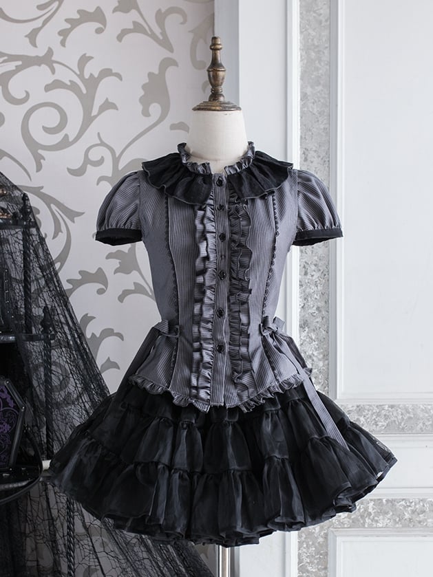 グレーのフリル付きダークスリーブシャツ、ネックライン、ショート丈、ストライプ