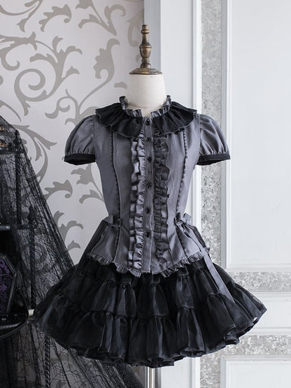 グレーのフリル付きダークスリーブシャツ、ネックライン、ショート丈、ストライプ