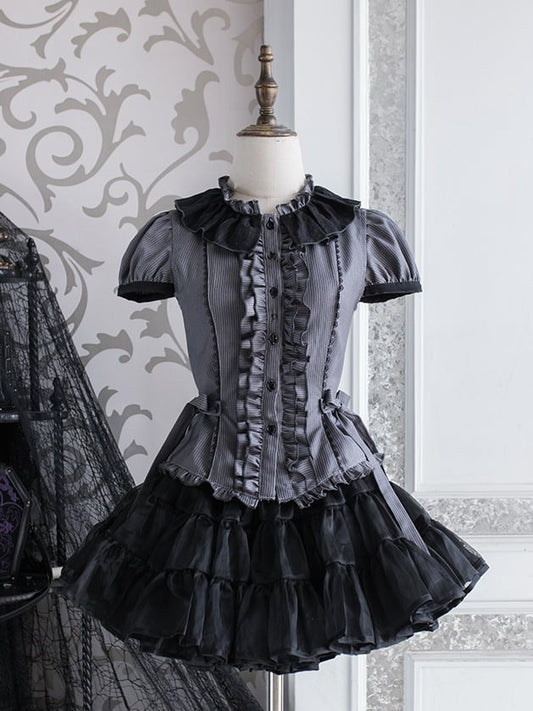 グレーのフリル付きダークスリーブシャツ、ネックライン、ショート丈、ストライプ