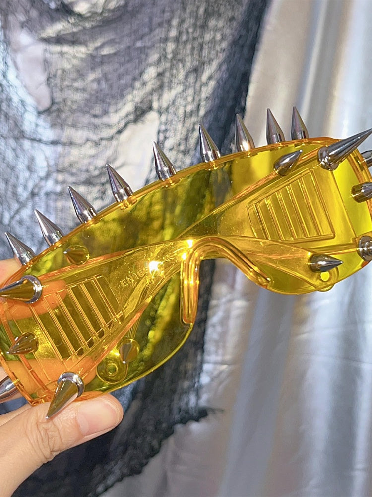 ダーク/ホワイト/グリーン/イエローのスタッドディテールサイバーパンクサングラス