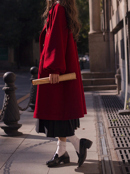 Roter, langer Wollmantel mit Reverskragen und zweireihigem Kragen