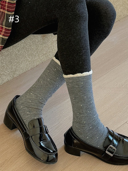 Wadenlange Socken mit gerüschtem Bündchen und Tupfenmuster