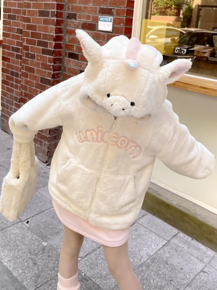 Beigefarbener Fleece-Kapuzenpullover mit Buchstabenmuster und Einhornkopf