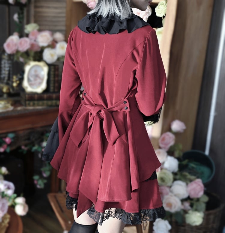 Schwarzes Gothic-Outfit-Set mit rotem und mit Spitzenbesatz verziertem, spitzem, flachem Kragen und Glockenärmeln sowie Stufenrock –