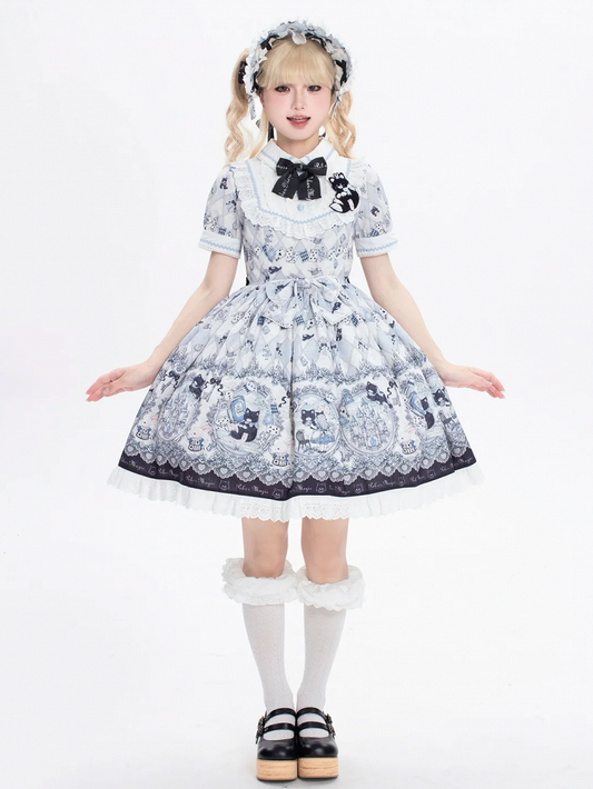 Süßes Wunderland und Kitty Lolita im Einteilerkleid mit einem Aufdruck, Alice-Thema, Hase