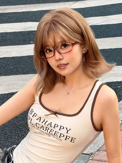 Kurze, luftlange, blonde, gewellte Perücke mit 32 cm Pony