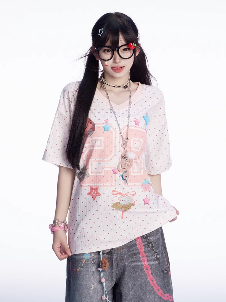 Weißes T-Shirt mit V-Ausschnitt und Zahlen- und Sternendruck