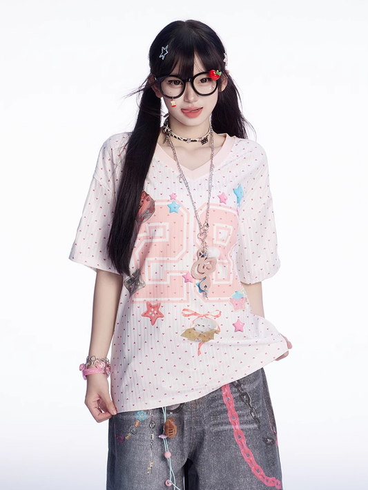 Weißes T-Shirt mit V-Ausschnitt und Zahlen- und Sternendruck