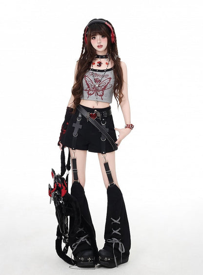 ブラックのショートパンツ。装飾されたレースアップクロス、取り外し可能なレッグウォーマー付き。