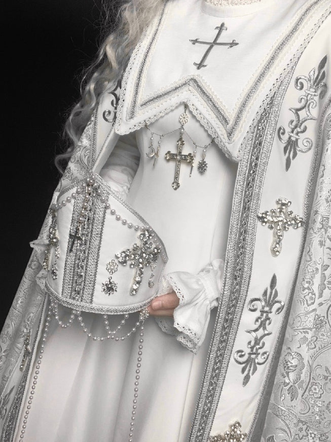 Stickerei Silber Kreuz Lolita Verzierte Details Nonne Weiß und Umhang
