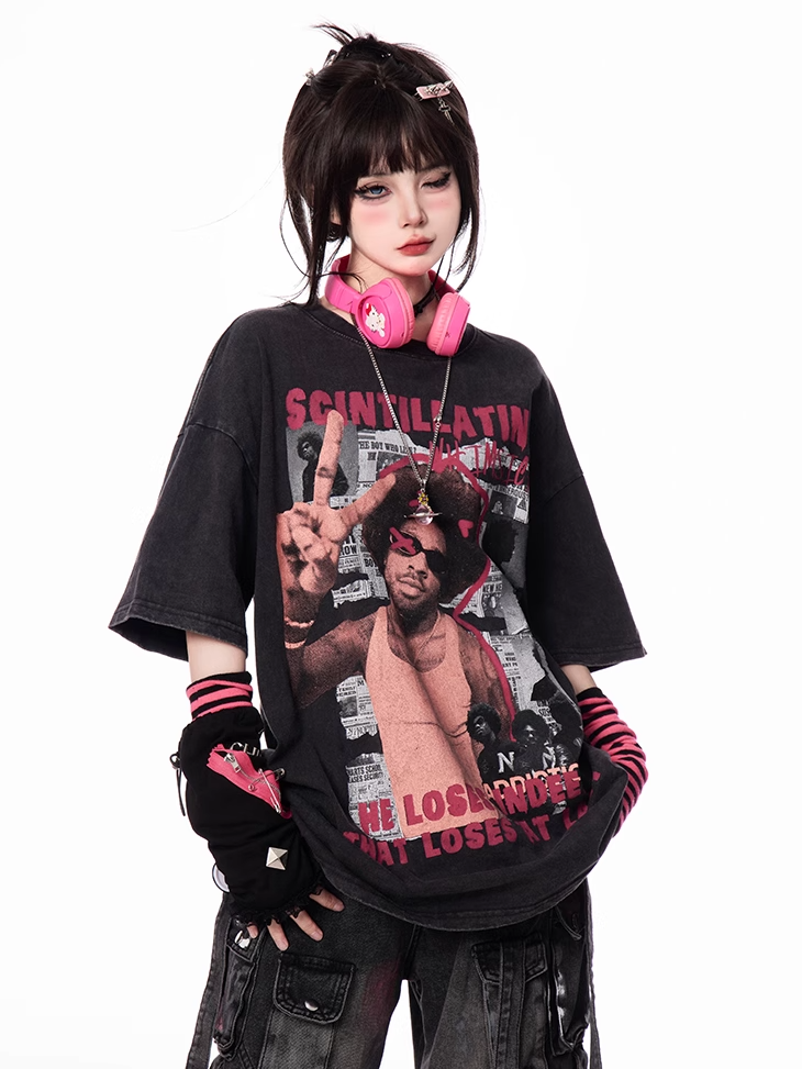 Schwarzes, lockeres T-Shirt mit Rundhalsausschnitt und Vintage-Print