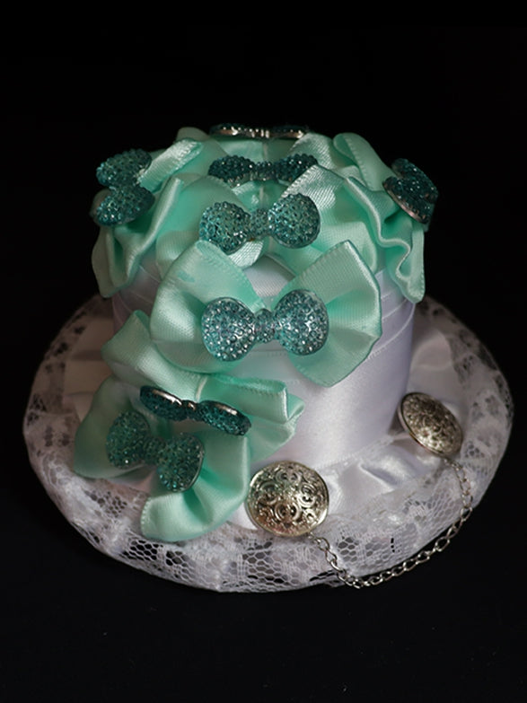 帽子の蝶結びで飾られたミニホワイトグリーン