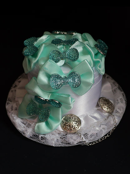 帽子の蝶結びで飾られたミニホワイトグリーン