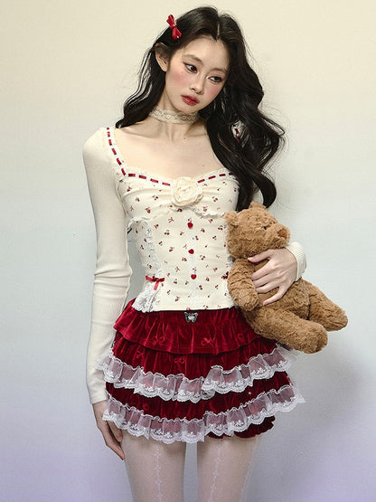 Aprikosenfarbenes Oberteil mit Blumenmuster, Kirschen und Schleife, Spitzenakzenten und quadratischem Ausschnitt