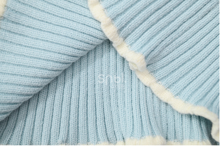 Blaues, schmal geschnittenes Strickoberteil mit Rundhalsausschnitt und Schleifendetails