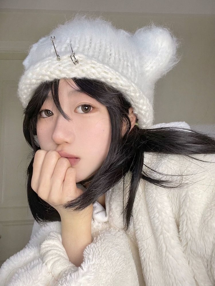 White Plush Knit Hat with Star Decoration - IVONA boutique