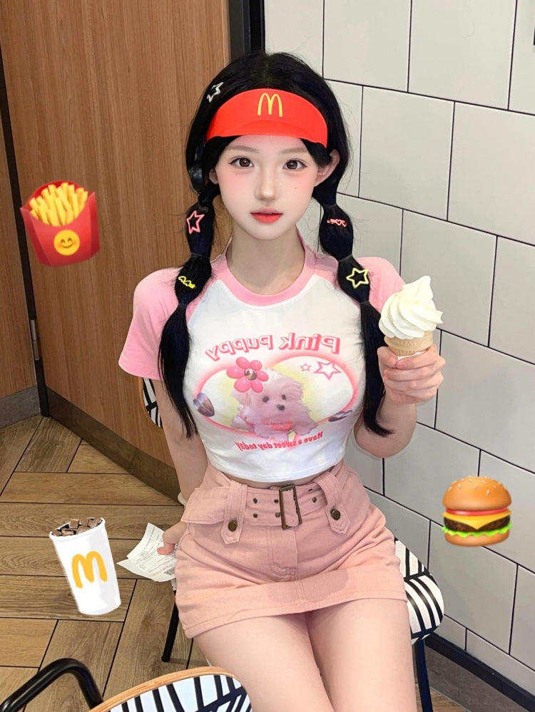 ホワイトピンクのキュートな子犬プリントのクロップドトップス