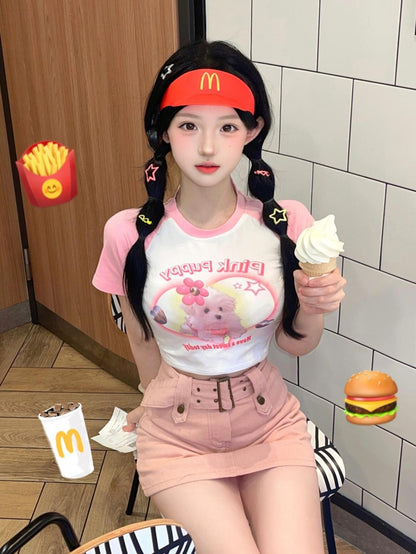 ホワイトピンクのキュートな子犬プリントのクロップドトップス