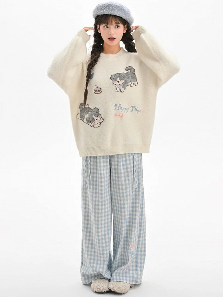 白いかわいい子犬柄のラウンドネックルーズセーター