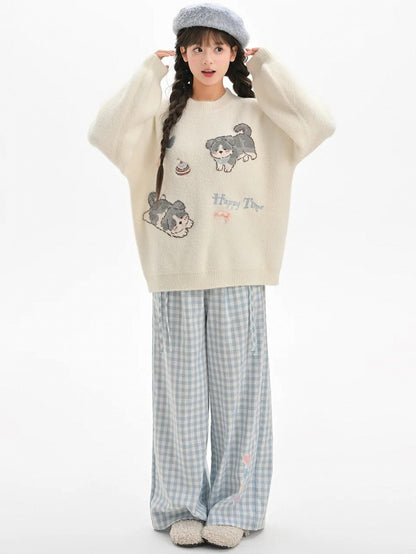 白いかわいい子犬柄のラウンドネックルーズセーター