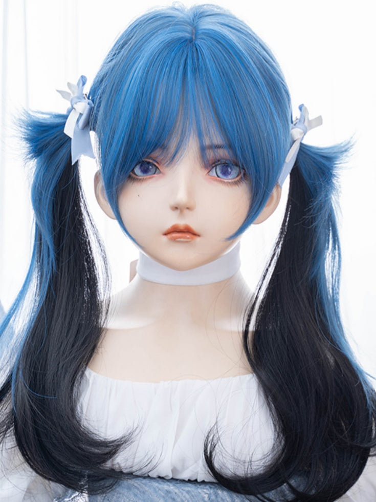 Schwarze, hüftlange, gewellte Perücke mit blauem Pony, 65 cm