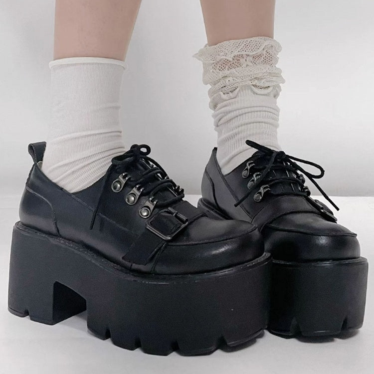 Punk-Schuhe mit Riemenverschluss, Schwarz – Schnür-Plateau-Schnalle