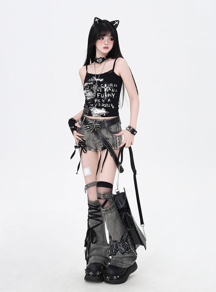 Staubgraue Jeans-Shorts mit Schnürdetails und Schmetterlingssaum und Beinapplikation