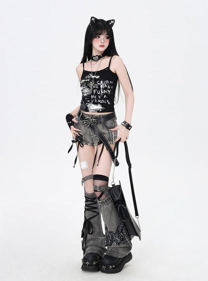 Staubgraue Jeans-Shorts mit Schnürdetails und Schmetterlingssaum und Beinapplikation