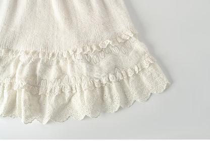 Beigefarbener Midirock mit hoher Taille und Spitzenakzenten und Volantsaum