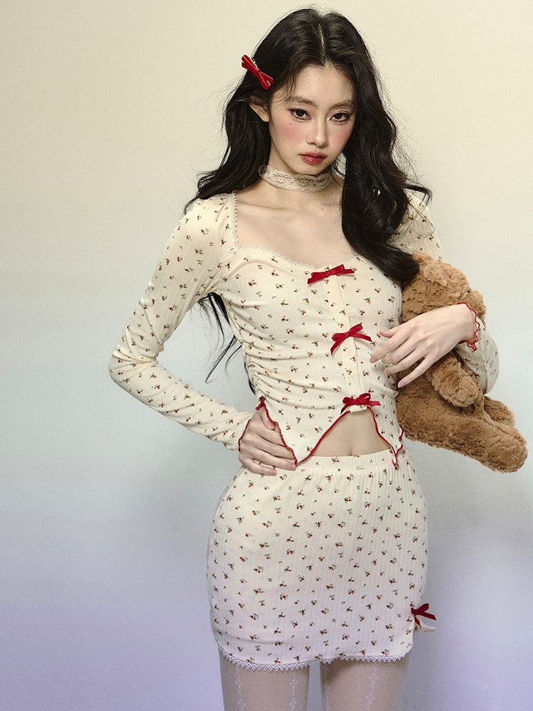 アプリコットの花柄スクエアネックラインクロップトップ（蝶結びディテール付き）