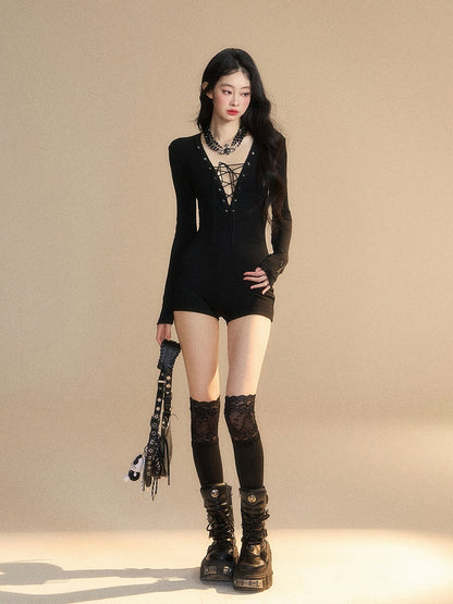 フロントディテールのレースアップジャンプスーツ。ブラックのプランジネックライン。スリムフィット。