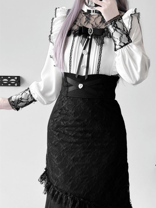 ホワイトのイリュージョンネックラインとプリーツディテールのブラウス、ジライケイの蝶ネクタイ