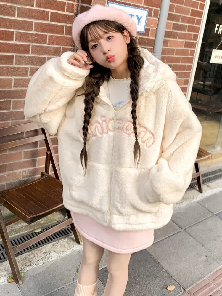 Beigefarbener Fleece-Kapuzenpullover mit Buchstabenmuster und Einhornkopf