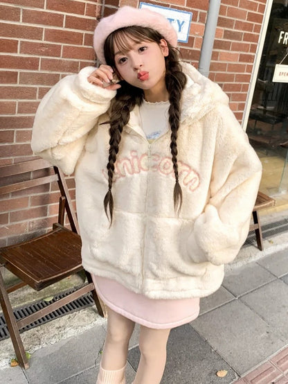 Beigefarbener Fleece-Kapuzenpullover mit Buchstabenmuster und Einhornkopf