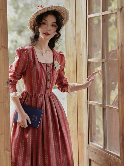 Rotes Vintage-Kleid mit Streifenmuster und Spitzenbesatz und quadratischem Ausschnitt