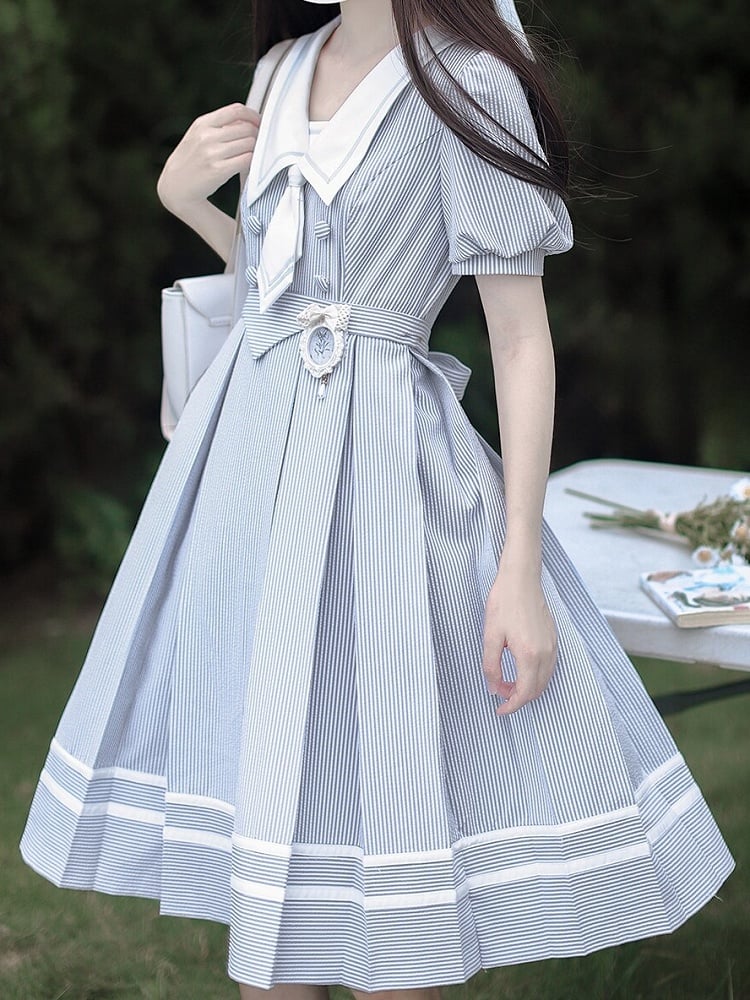 with Mirror-shaped Blue White Pattern Floral Brooch