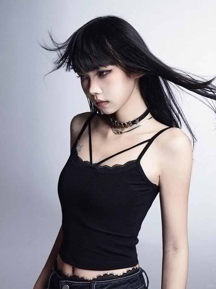 Slim-fitting Cami Top Black V-Neck Glamorous