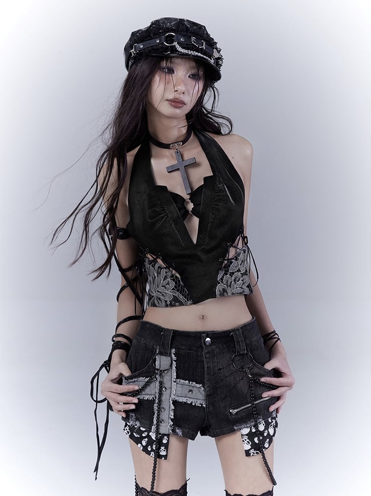 Jeansshorts, schwarze Kreuzapplikation, glamouröse Perlenkette mit Punk-