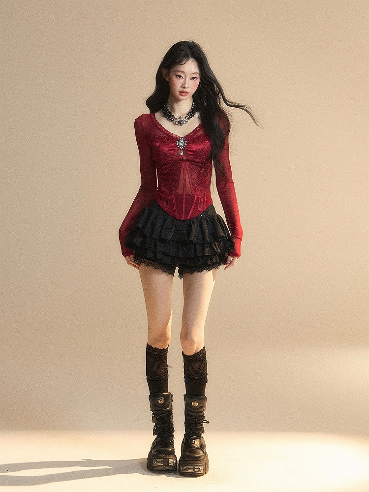 Rotes Top mit V-Ausschnitt und glamouröser Schmetterlingsstickerei mit Strassverzierung