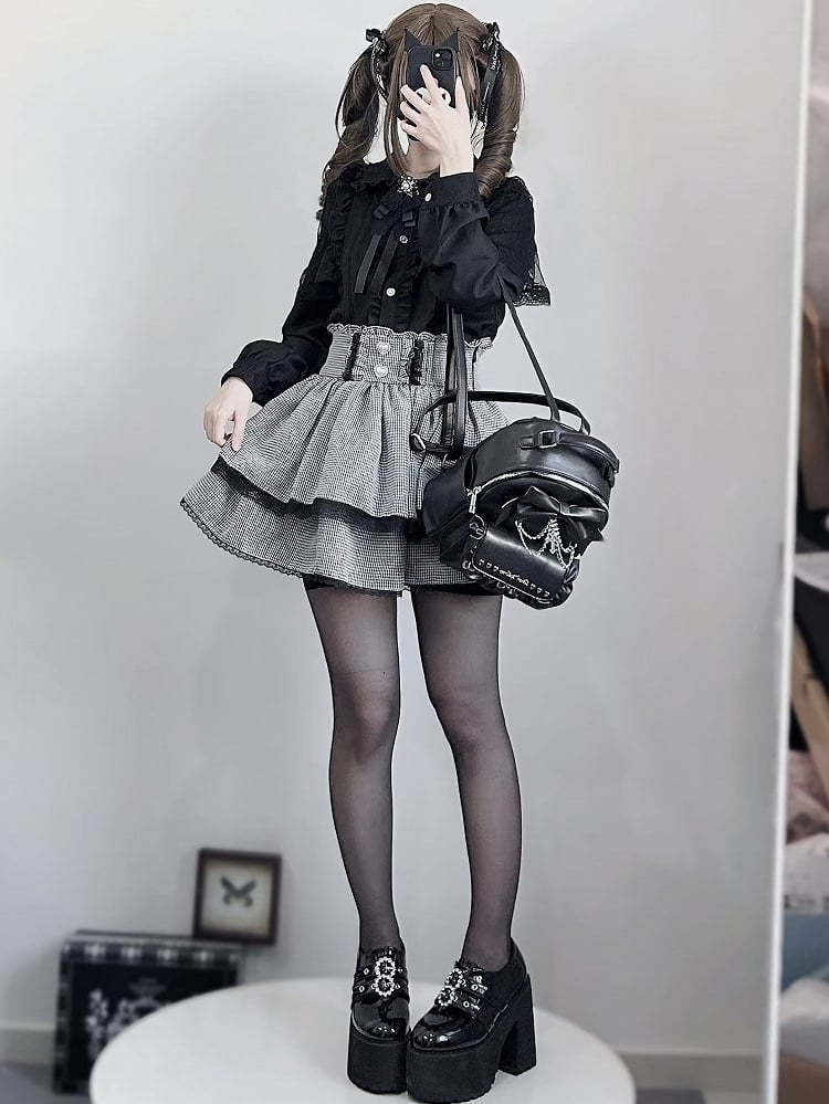 Kei + Jirai Plisseerock-Outfit mit gestuften Details in Schwarz mit Karomuster – Schwarz-weißes Hemd