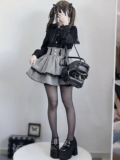 Kei + Jirai Plisseerock-Outfit mit gestuften Details in Schwarz mit Karomuster – Schwarz-weißes Hemd