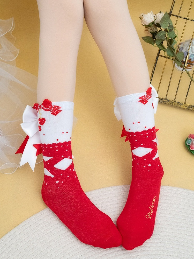 Rote Wadensocken mit Schleifenmuster und Punkten