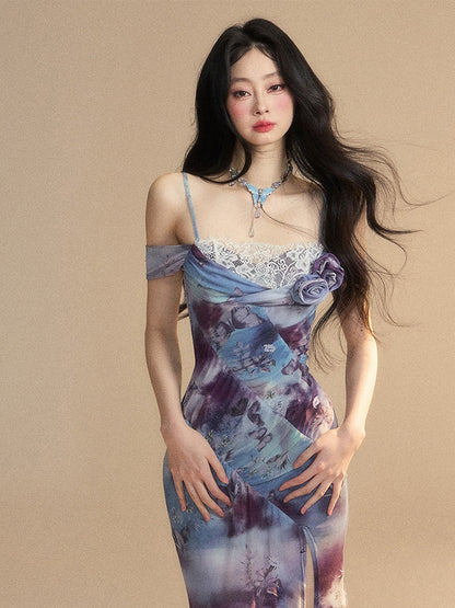 Blaues, schmal geschnittenes Camisole-Kleid mit Ölgemälde und Schmetterlingsdruck und hohem Schlitz