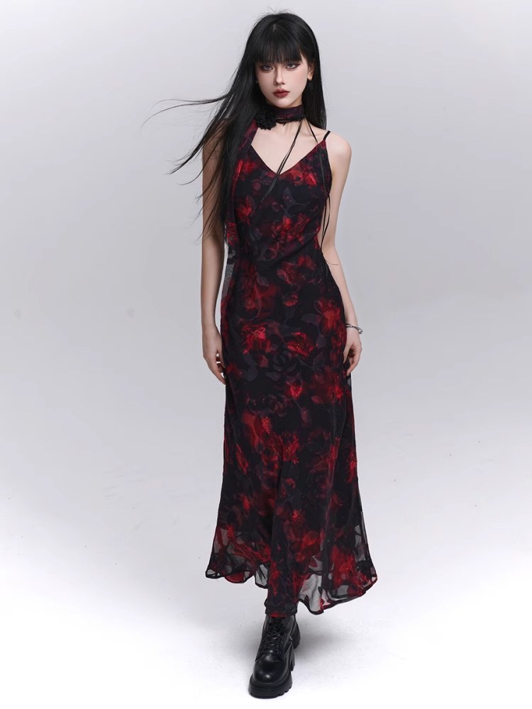 Rotes und schwarzes Slip-Kleid mit V-Ausschnitt und Blumenmuster in Knöchellänge